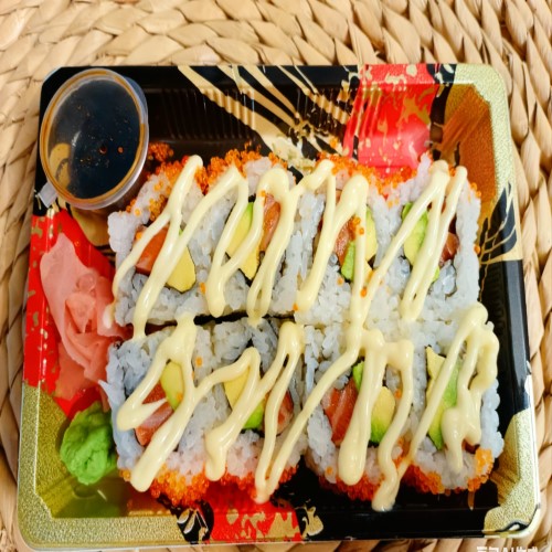 8 Pcs Salmon & Avocado Futomaki Roll 