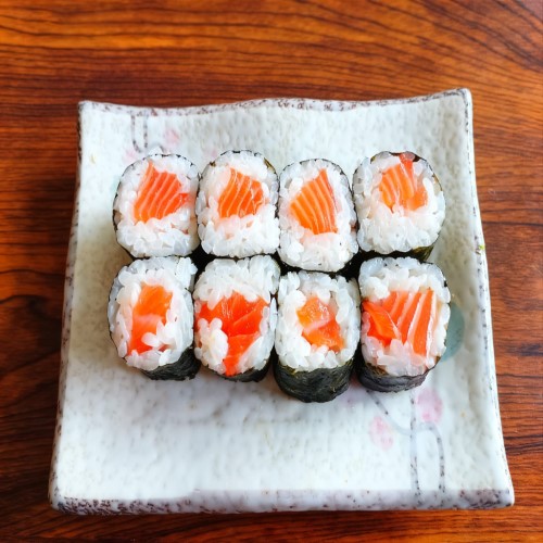 8 Pcs Salmon Maki 