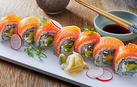 Salmon & Avocado Futomaki Roll